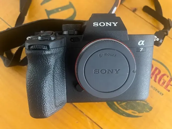 Câmera Sony a7IV com tampa e correia original, 1 bateria e carregador de brinde