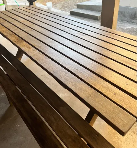 Mesa grande com bancos em Madeira de Lei