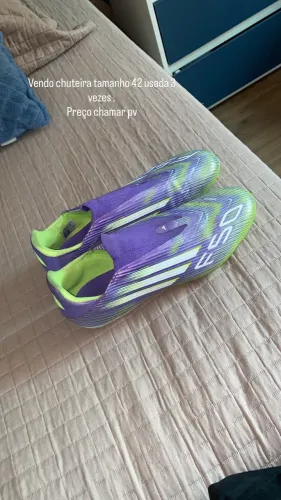 Chuteira tamanho 42 usada uma vez