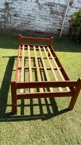 VENDO CAMA DE SOLTEIRO MADEIRA MACIÇA