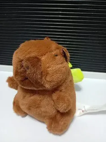 Chaveiro pelúcia Capivara com tartaruga aque gira nas costas