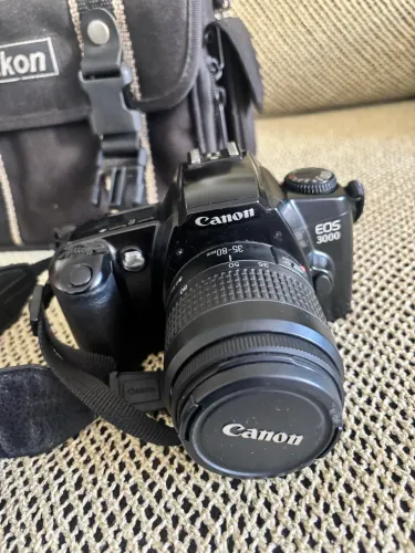 Máquina Canon EOS 3000