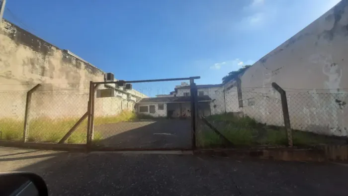 Terreno à venda na Rua Rio Branco em Bauru-SP.
