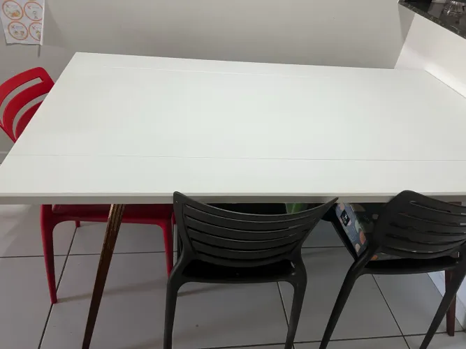 Mesa com 3 cadeiras e um banco de madeira 