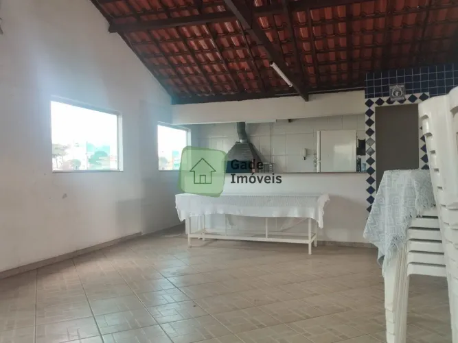 Salao enorme com salas ,cozinhae banheiros