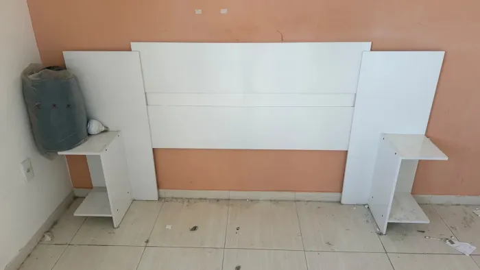 Cabeceira de cama de casal com mesas de cabeceira em MDF