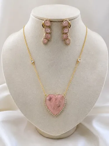 Lindo conjunto de semijoia com pedras naturais de quartzo rosa.