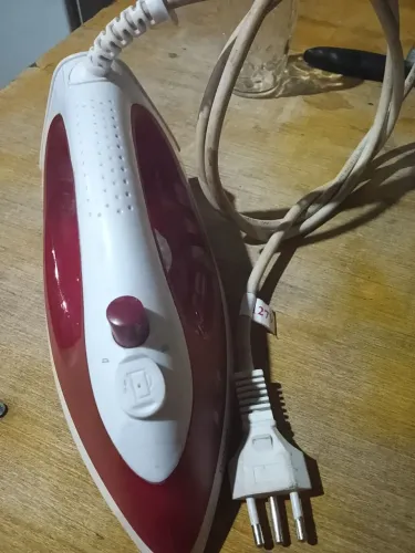 ? Ferro a Vapor Lenoxx Delicate 127V