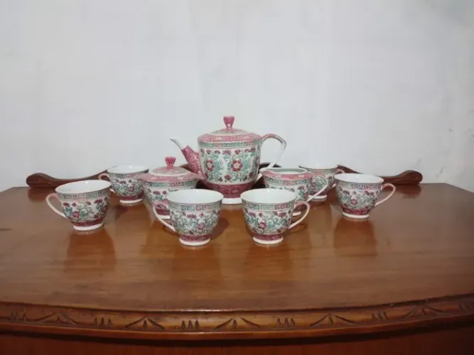 Jogo de chá em porcelana chinesa para seis pessoas. Em perfeito estado.