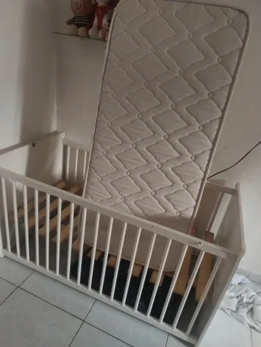 Berço com colchão e varão para mosqueteiro.