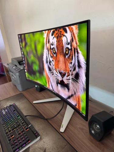 Monitor Alienware AW3225QF OLED 32 Polegadas 4K 240Hz - Estado de Novo