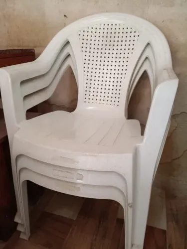 Vendo cadeira plástico branca nova precisando só lavar