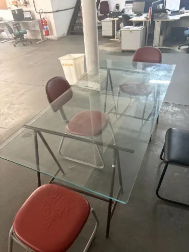 Mesa de Vidro com 2 Cavaletes - Estilo Industrial 