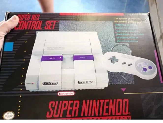 Super nintendo na caixa com 2 controles