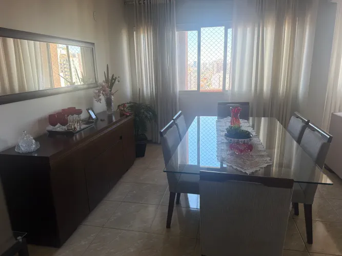 Sala de jantar com 6 cadeiras, buffet e espelho