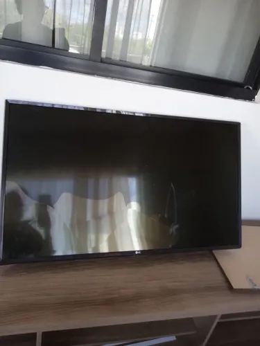 Vendo uma tv para retirar peças