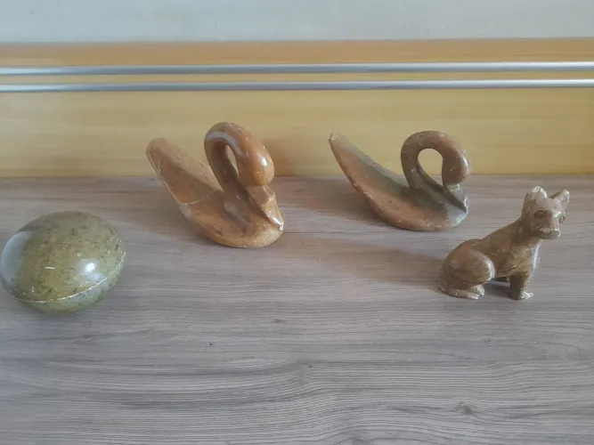 Conjunto estátuas pequenas em pedra sabão