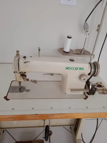 Maquina de costura interloque e linha reta.
