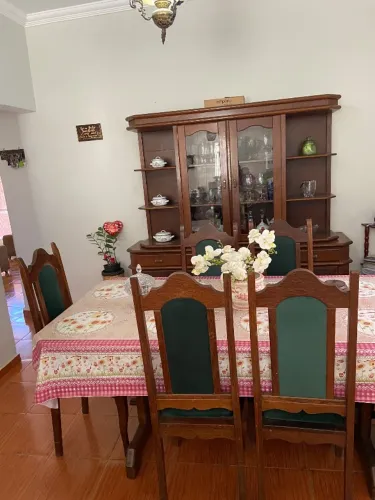 Mesa de jantar e Cristaleira
