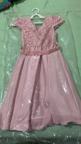 Vestido de festa infantil rosa coração com renda e pérolas