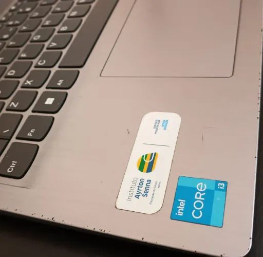 Notebook Lenovo i3 com detalhe