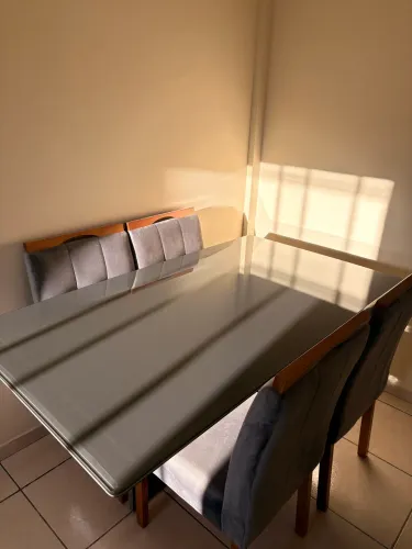 Mesa com tapão de vidro e quatro cadeiras