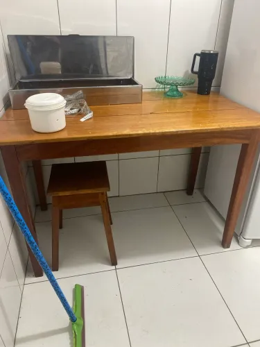 Mesa de madeira maciça rústica com bancos