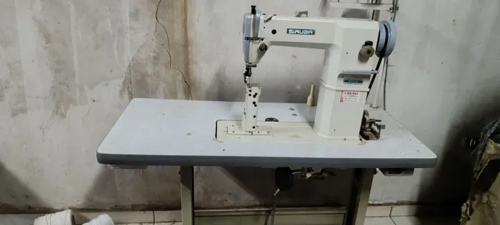 Máquina de costura Industrial de Coluna, Transporte Simples, P717-01 SIRUBA
