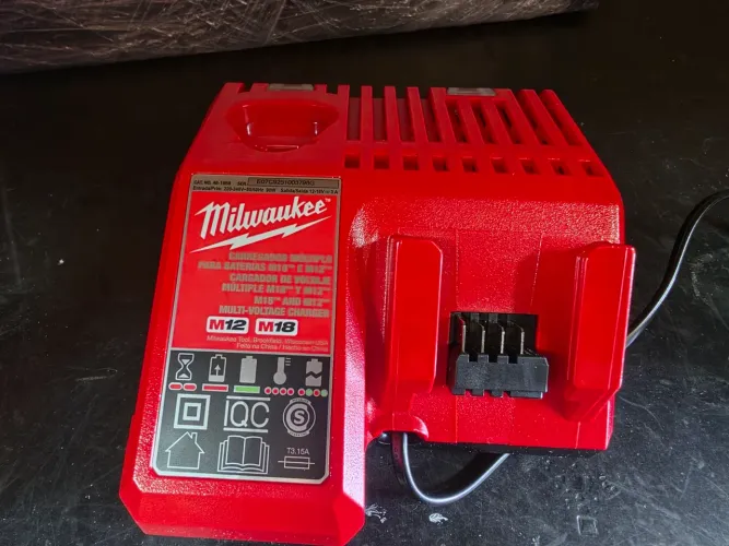 Carregador de bateria MILWAUKE  multi M18 e M12/220V