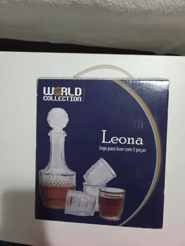 Taças para Licor 4 e uma e uma garrafa todos em vidro