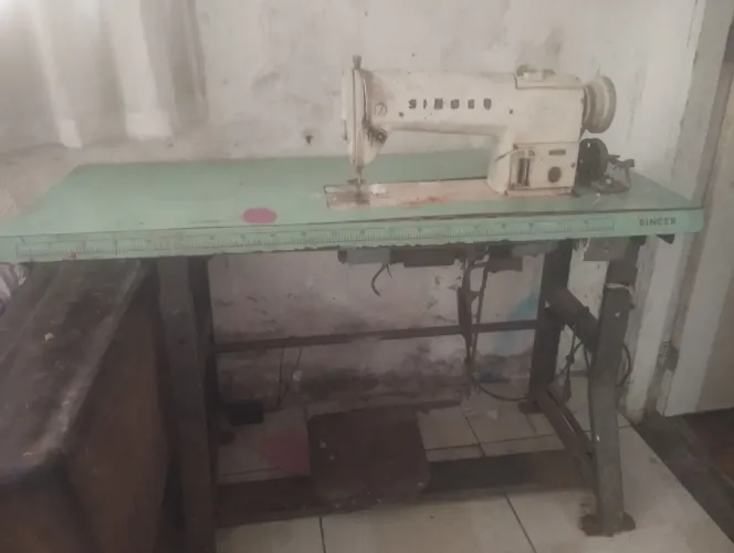 Máquina de costura reta e overloque