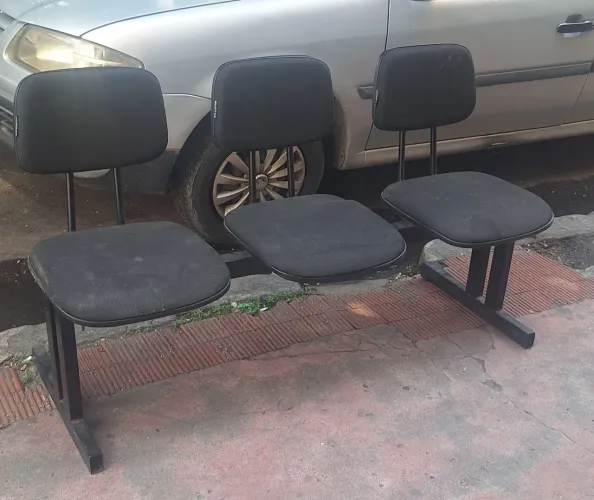 Longarina de 3 lugares em bom estado. 
