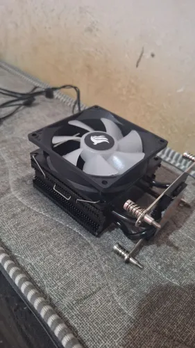 Este é um Air Cooler Pichau Sage C2 com ventoinha de 92mm. Com pasta termica