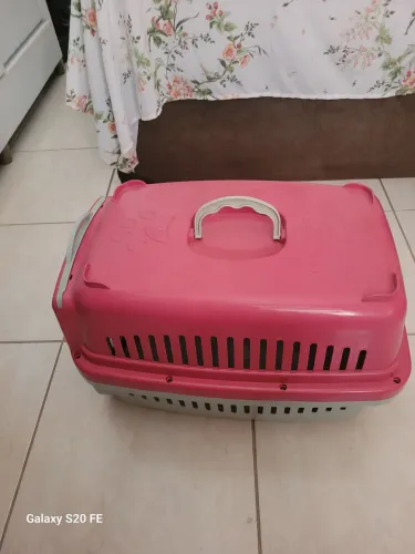Caixa para transporte de pets 30x30x50cm na cor rosa