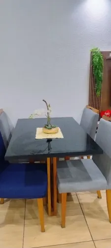 Estou vendendo uma mesa de madeira com vidro preto pra madeira por 1.000 a vista