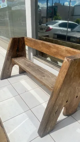 Banco de madeira maciça