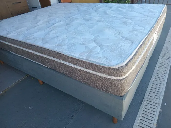 Cama box Queen, base nova e colchão em ótimo estado. (Entrego).