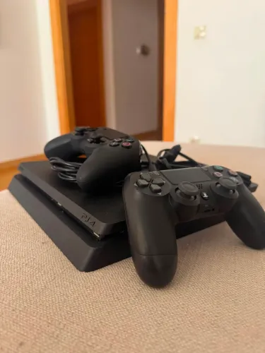 PS4 em excelente estado de conservação