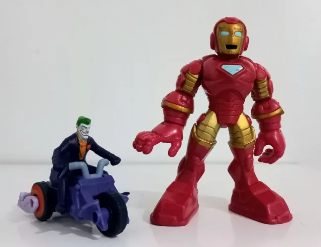 Homem de ferro articulado marca Hasbro e coringa.