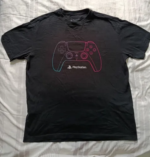 Camiseta PlayStation T-shirt Preta, tamanho P adulto, ótimo estado, usada poucas vezes