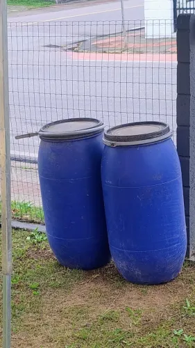 Vendo 2 tonéis com tampa e argola de vedação