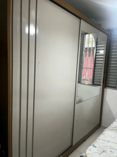 Guarda roupa espelhado