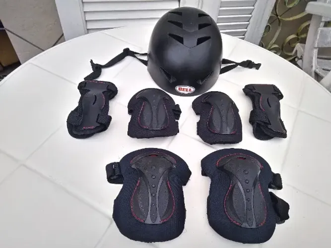Kit De Proteção Skate/patins Bell Adulto Tam M Capacete 51/54cm