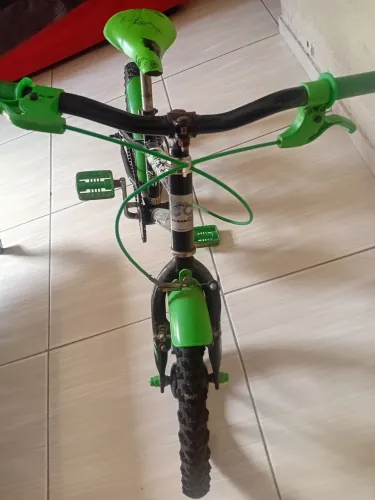 Bicicleta infantil aro 12, (obs ) vai com as rodinhas. 
