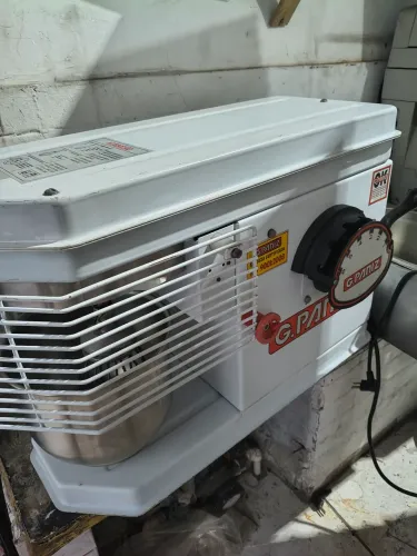 amassadeira industrial da marca G.Paniz, projetada para misturar massas de pão e bolo.