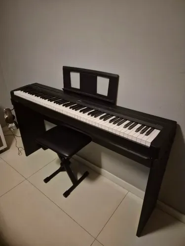 Piano digital Yamaha p45 + Estante + Banqueta + Fone