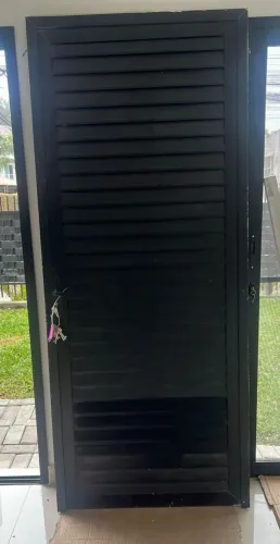Porta de Alumínio Preta com Batedor/Batente