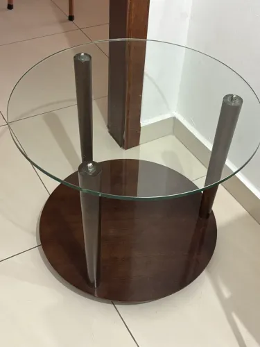 Mesa de Centro Redonda com Tampo de Vidro e Base em Madeira