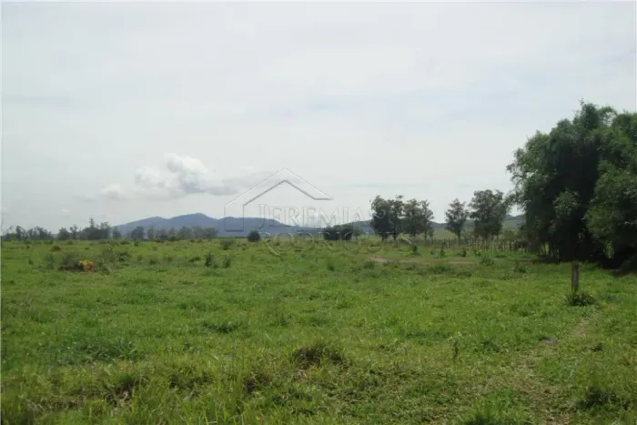 Área rural à venda com 244.274,80 m² no bairro Jardim Regina em Pindamonhangaba/SP.