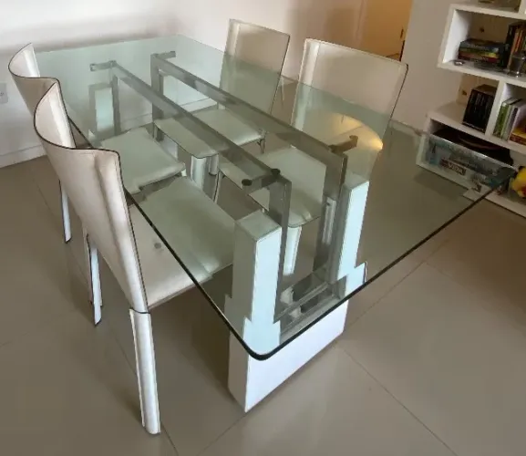 Mesa de Jantar Kehl com 4 Cadeiras Nostro em Couro - Design Original.